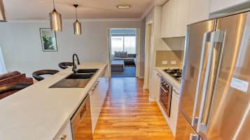 Refrigerador, microondas, horno y parrilla de estufa