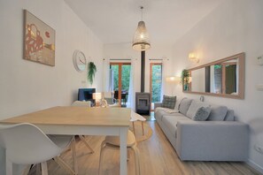 TV, fireplace