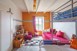 4 bedrooms, iron/ironing board, free WiFi