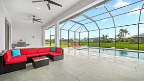 Een buitenzwembad, een verwarmd zwembad