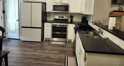 Marvelous 4-bedroom 8+ person house with AC in Lubbock