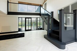 المنشأة من الداخل