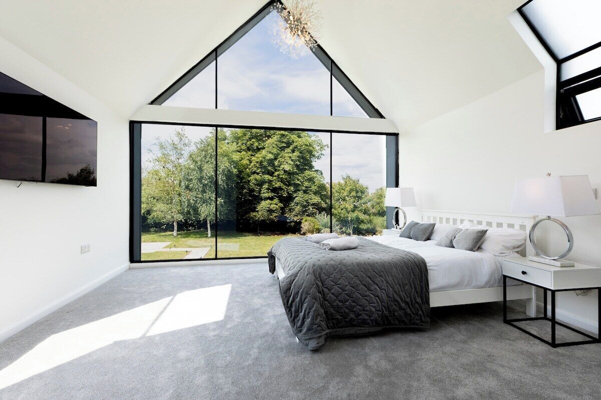 6 bedrooms, iron/ironing board, WiFi, bed sheets