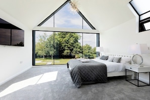 6 bedrooms, iron/ironing board, WiFi, bed sheets - Home Cinema | Stunning Barn Retreat (Cawston, Rugby - Swallow Fields Luxury Barn)