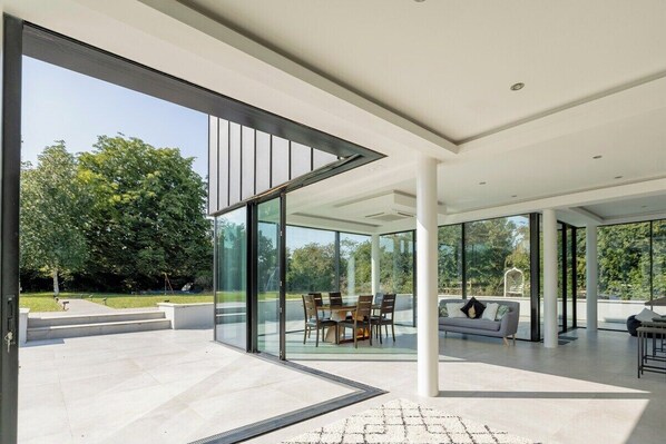 المنشأة من الداخل