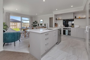 Fridge, microwave, dishwasher, toaster - Serendipity - One Tree Point Holiday Home (Whangarei)