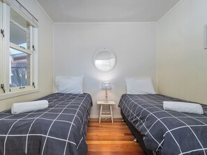 2 habitaciones, tabla de planchar con plancha y ropa de cama 