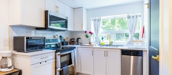 Chic Hotel-Style Retreat by Toronto Premium Outlets