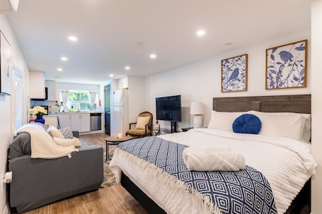 1 bedroom, WiFi, bed sheets. Chic Hotel-Style Retreat by Toronto Premium Outlets