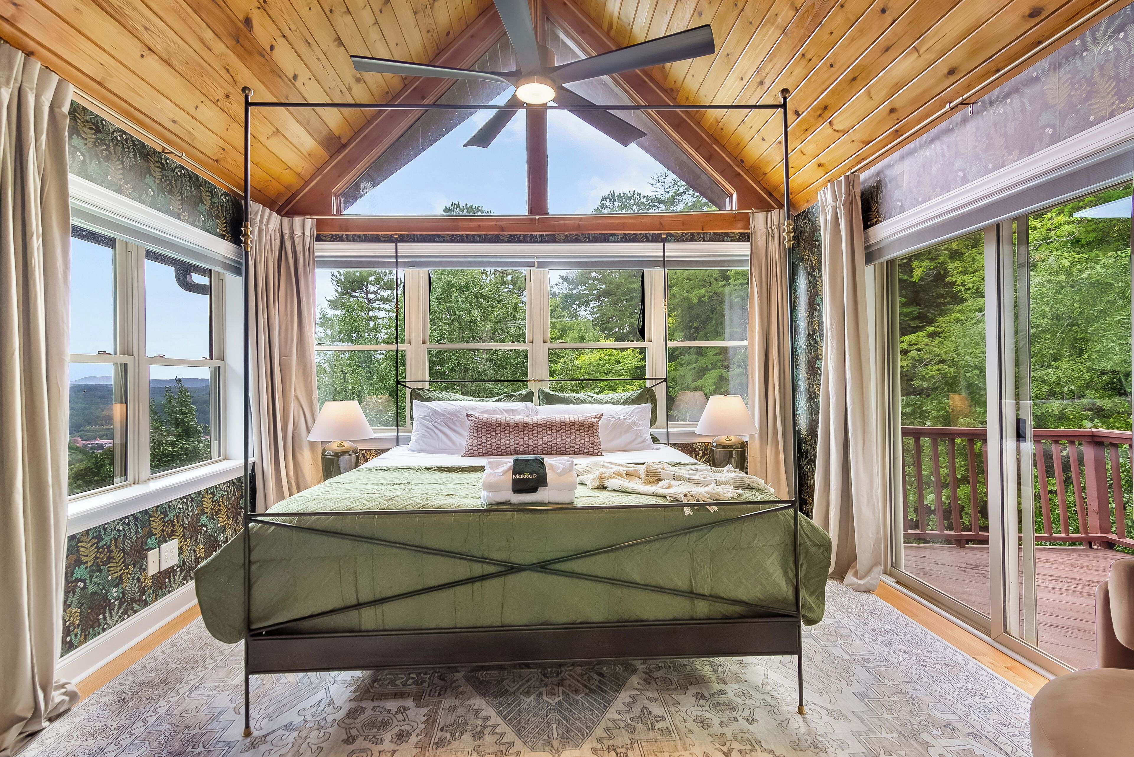 7 slaapkamers, een bureau, een strijkplank/strijkijzer, reisbedje