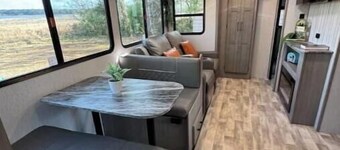 Spacious RV-water view Near spring No cleaning fee