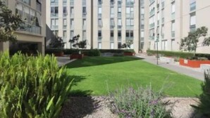 Un moderno edificio de apartamentos con un patio central.