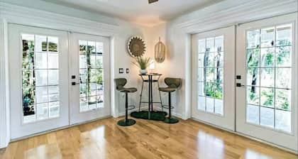 NEW!Waterfront unit kayak access to spring pet frn