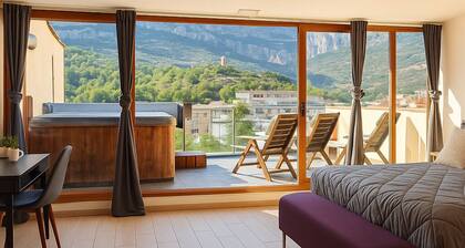 Penthouse with Jacuzzi & Montserrat Views