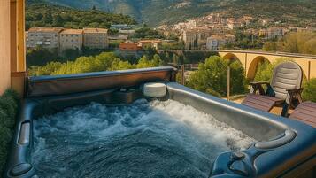 Bañera de hidromasaje al aire libre