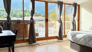 3 slaapkamers, een strijkplank/strijkijzer, reisbedje, wifi