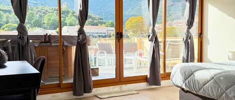 3 slaapkamers, een strijkplank/strijkijzer, reisbedje, wifi