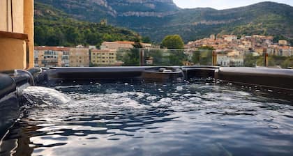 Private penthouse with jacuzzi, terrace and Montserrat views