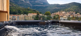 Private penthouse with jacuzzi, terrace and Montserrat views