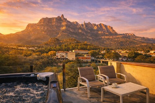 Private penthouse with jacuzzi, terrace and Montserrat views