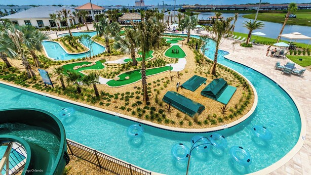Un área de piscina en un resort con varias piscinas, toboganes acuáticos y zonas de descanso.