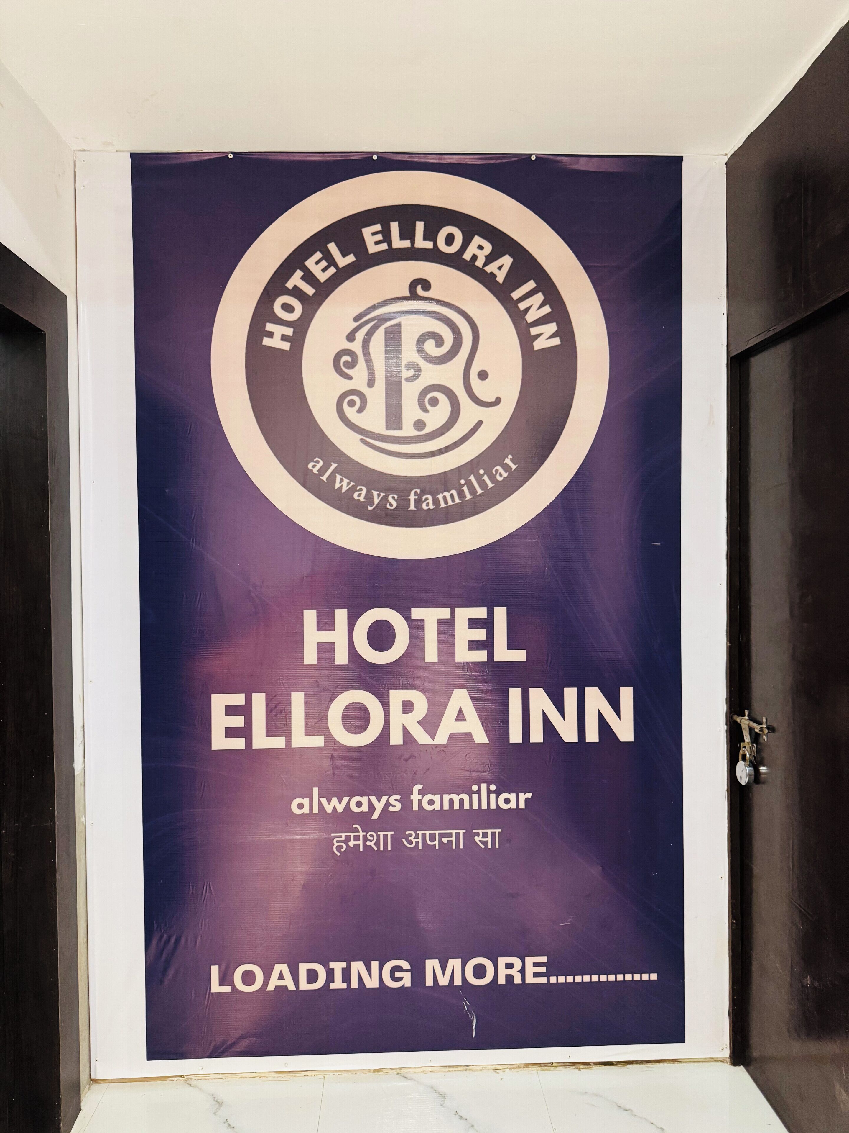 Segnaletica di un hotel con la scritta 'Hotel Ellora Inn' e lo slogan 'sempre accogliente'.