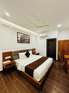 Deluxe Room | Desk, laptop workspace, free WiFi - Hotel Ellora Inn Best Hotel In Sultanpur (Sultanpur)