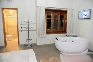 Superior Suite, Hot Tub | Laptop workspace, free WiFi - Pousada Vossa Excelencia (Cajuru)