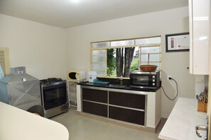 Grand réfrigérateur, micro-ondes, four, plaque de cuisson