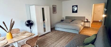 1 habitación, tabla de planchar con plancha, internet y ropa de cama