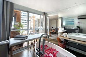 Leilighet – deluxe, byutsikt | Bad | Hårføner og håndklær