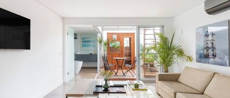 Deluxe Apartment, City View | Living area
