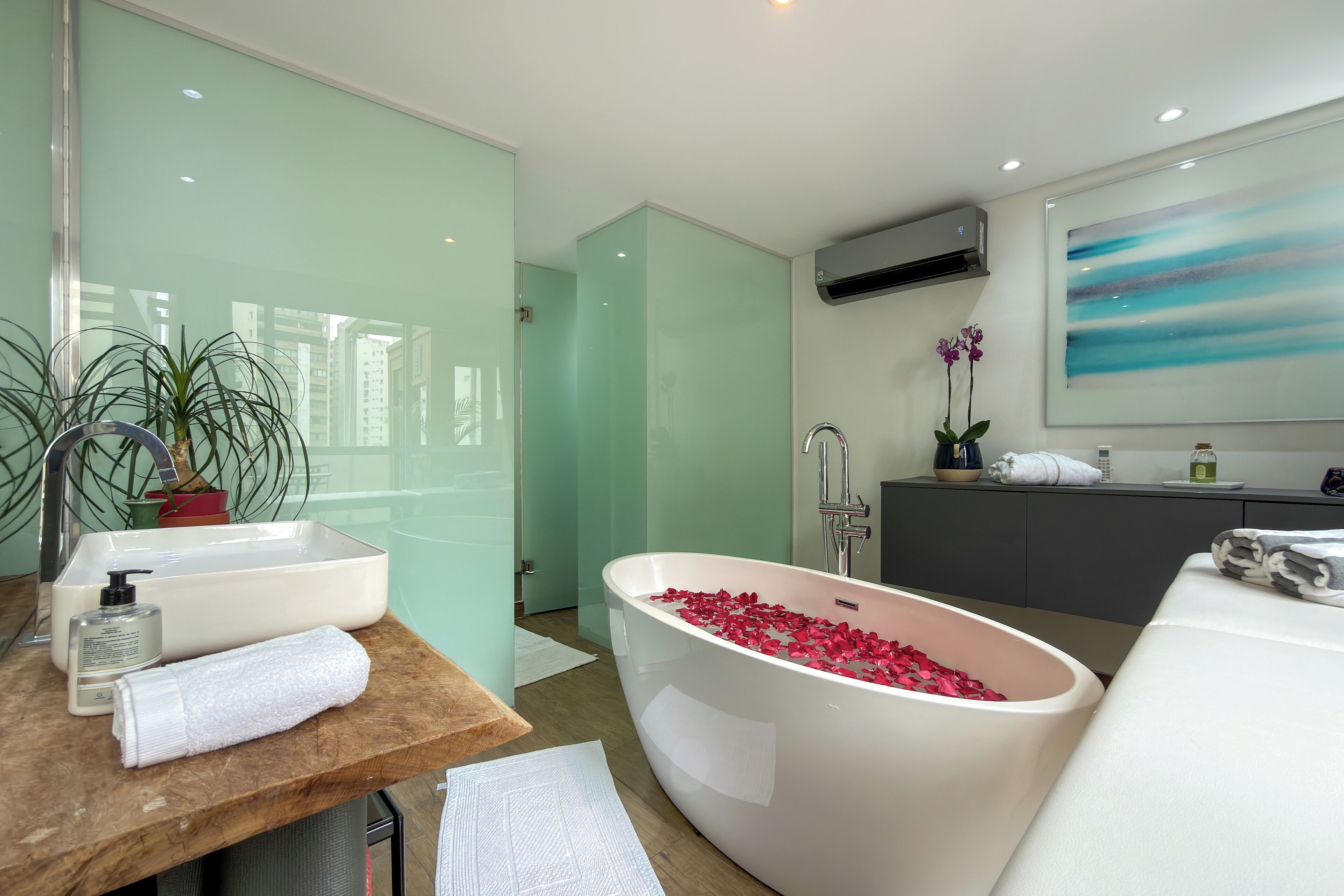 Apartamento luxo, vista para a cidade | Banheiro | Secador de cabelo, toalhas de banho