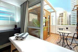 Deluxe Apartment, City View | Bathroom | Hair dryer, towels