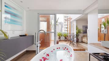 Departamento Deluxe, vista a la ciudad | Baño | Secadora de cabello y toallas