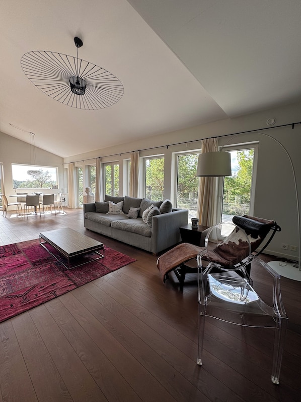 Smart TV, fireplace, stereo