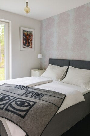 4 bedrooms, iron/ironing board, free WiFi, bed sheets