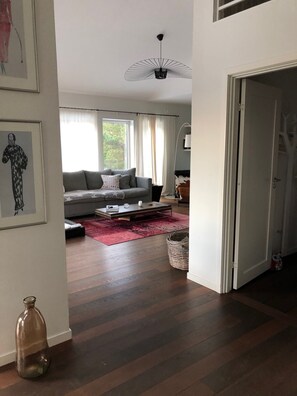 Smart-tv, eldstad och en stereo