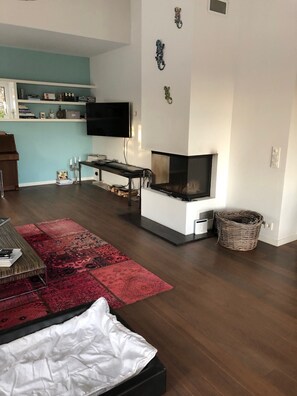 Smart TV, fireplace, stereo