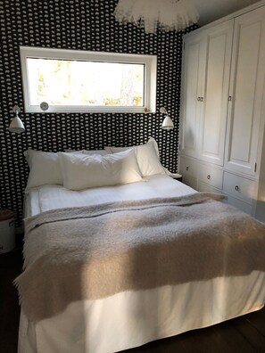 4 bedrooms, iron/ironing board, free WiFi, bed sheets