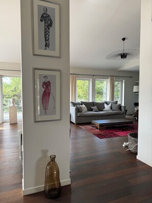 Smart TV, fireplace, stereo