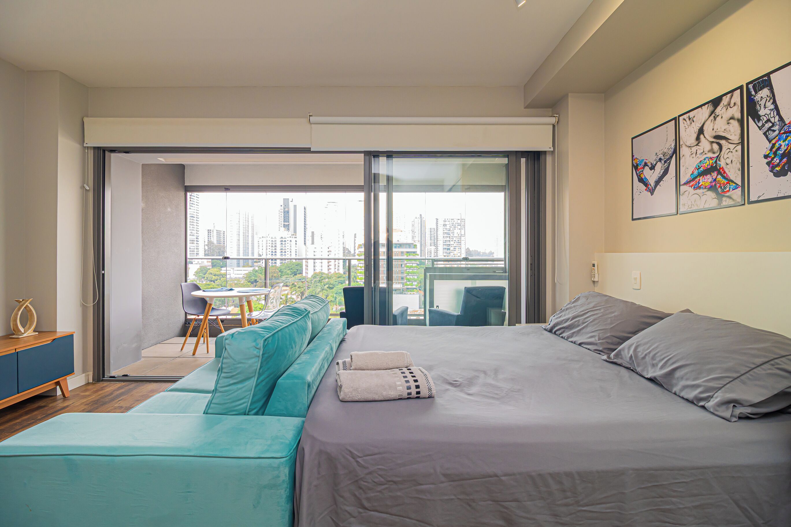 1 quarto, escrivaninha, ferros/tábuas de passar roupa, berço de viagem