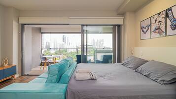 1 quarto, escrivaninha, ferros/tábuas de passar roupa, berço de viagem