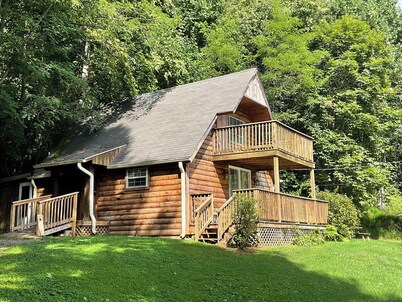 "By Still Waters" Serene cabin by pond in Hillsville