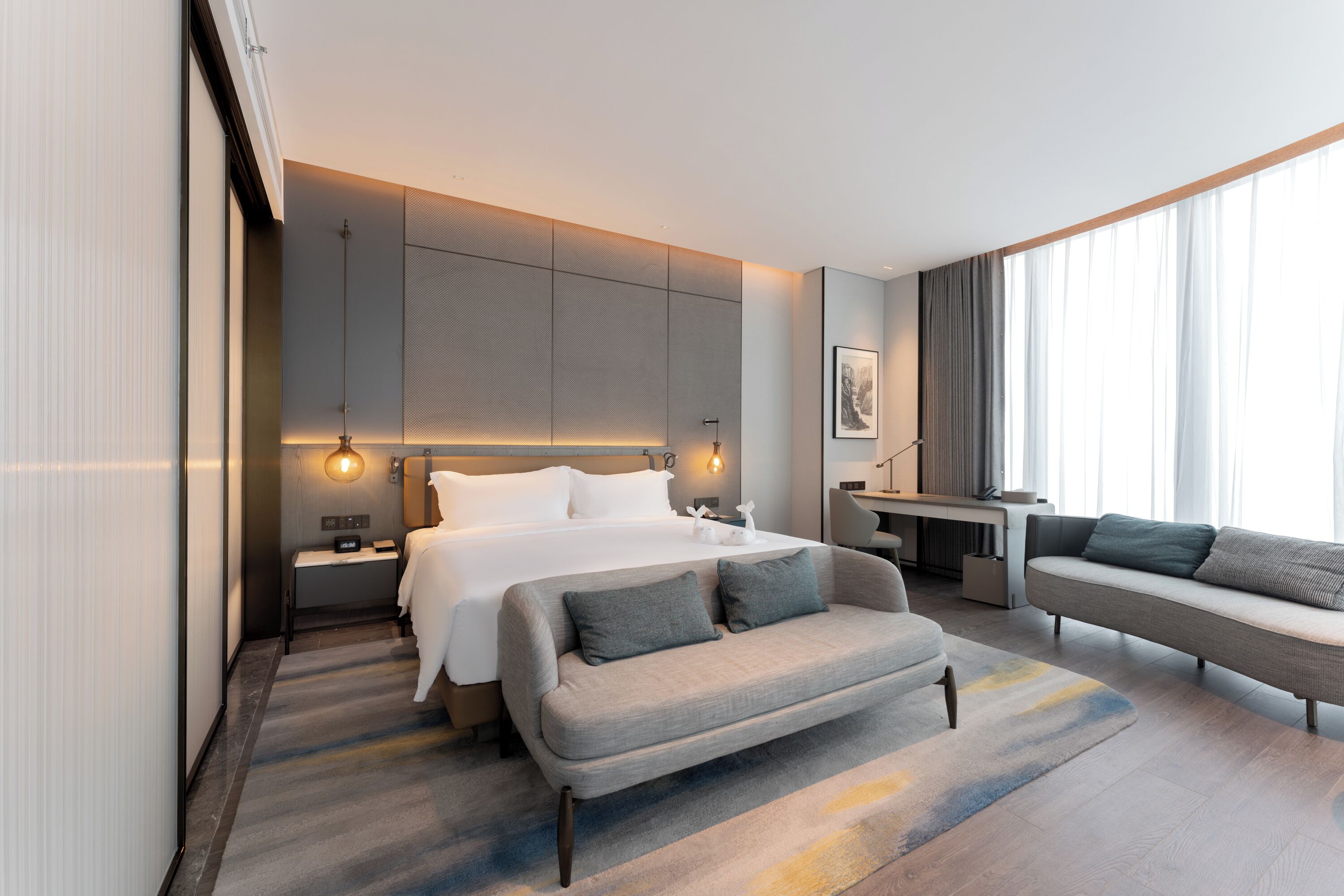 Deluxe Room, 1 King Bed, City View | Egyptian cotton sheets, premium bedding, down duvets