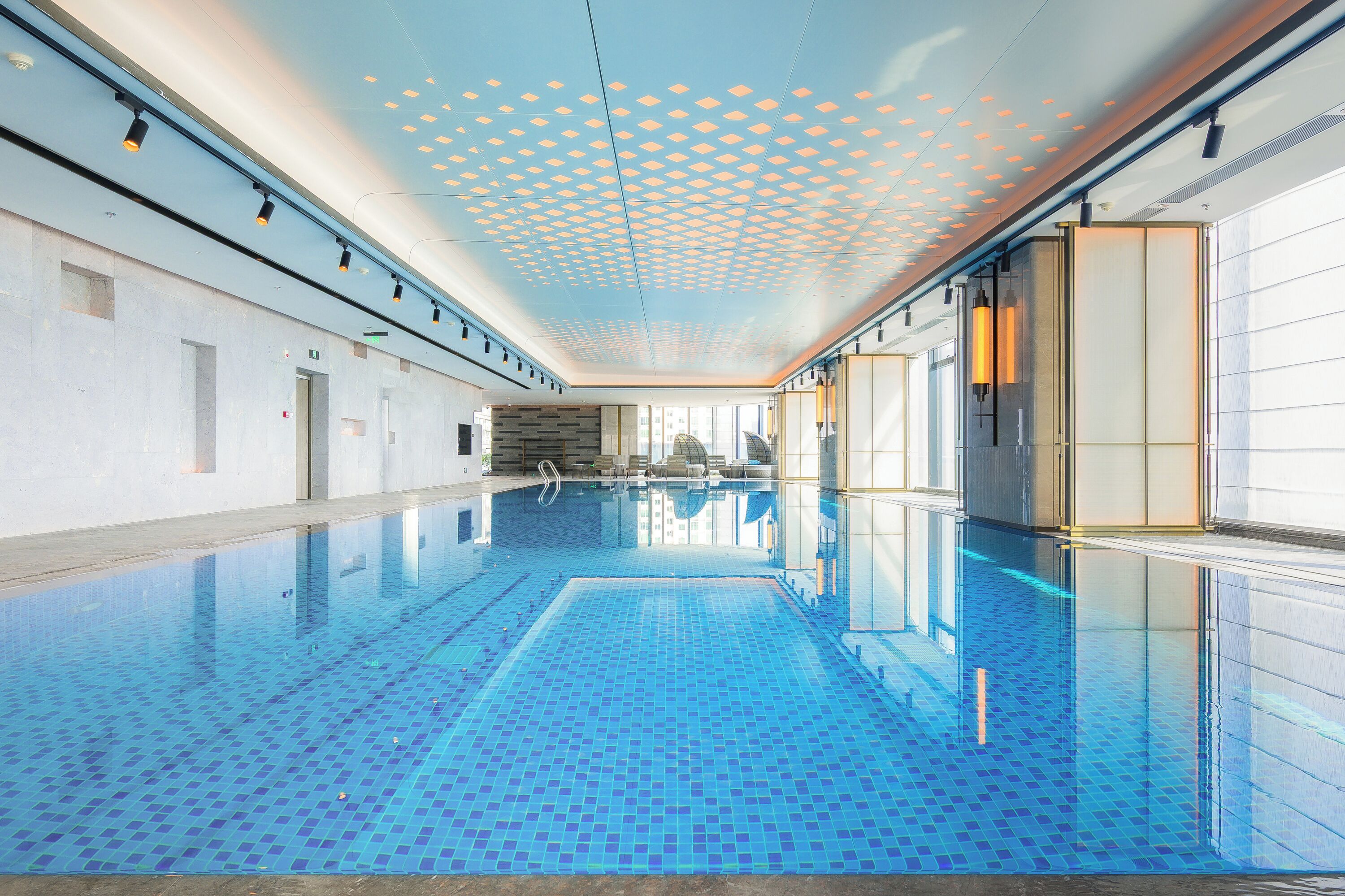 Innendørsbasseng, solsenger og badevakt