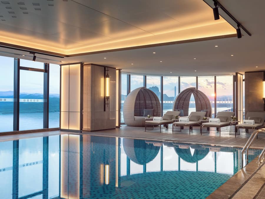 Una piscina cubierta (de 07:00 a 22:30), tumbonas