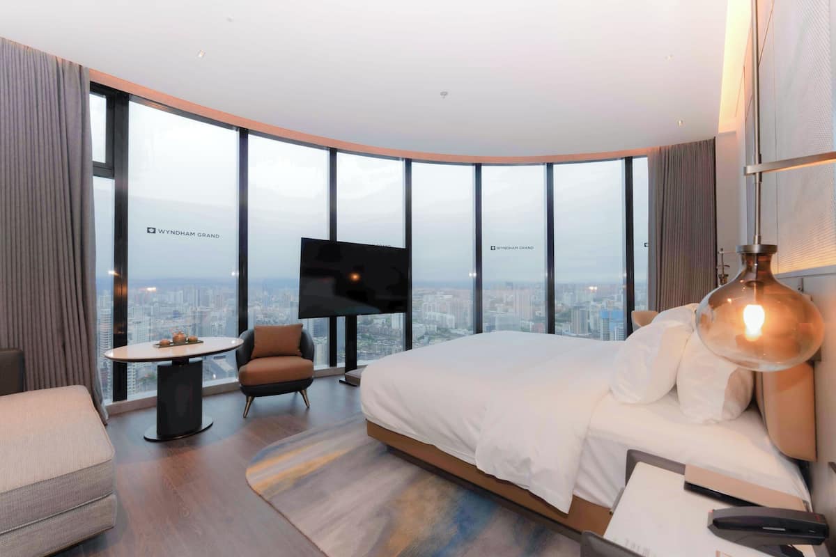 Habitación, 1 cama King size, vista a la ciudad | Sábanas de algodón egipcio, ropa de cama de alta calidad y edredón