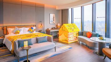Kamar Triple Keluarga, 1 Tempat Tidur King (Parent Child) | Seprai katun Mesir, seprai premium, dan selimut bulu angsa