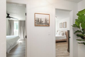 2 bedrooms, free WiFi, bed sheets - Walk to DT I King I Keyless Entry I Garage I W/D (Fargo)